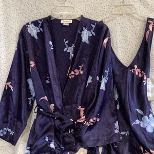 Jones New York nightgown and robe set. NWT